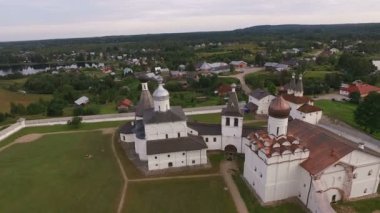 Gün batımında Gölü kıyısında pitoresk eski manastır havadan görünümü