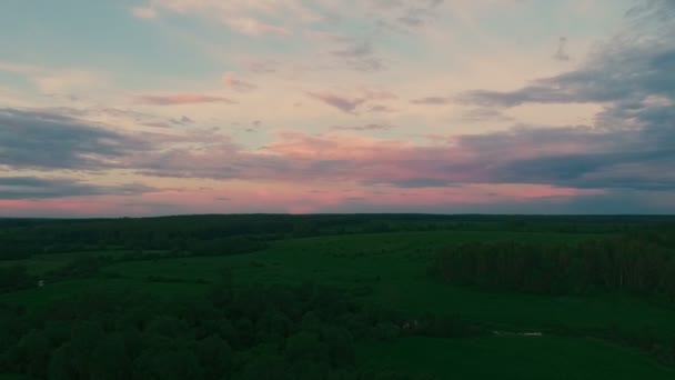 Vista desde el aire a los campos, bosques, río, verano al atardecer, hermosas nubes y cielo — Vídeos de Stock