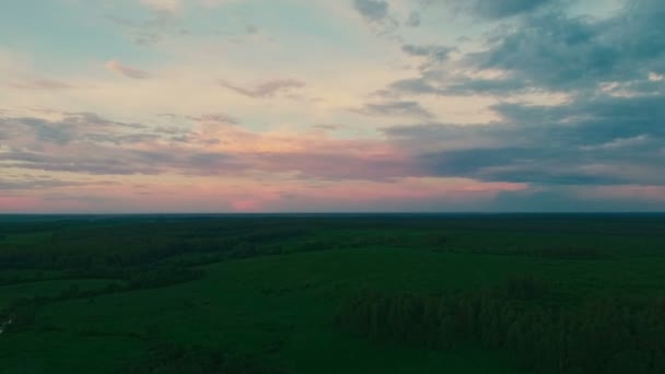 Vista desde el aire a los campos, bosques, río, verano al atardecer, hermosas nubes y cielo — Vídeos de Stock