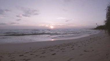 Issız bir kumsal üzerinde Hint Okyanusu günbatımı, dalgalar