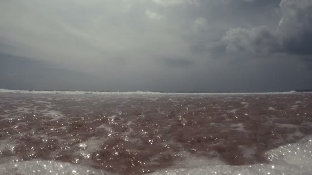 Die Kamera Betritt Die Einfließende Welle Sand Mit Blasen Wasser — Stockvideo