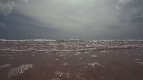 Die Kamera Betritt Die Einfließende Welle Sand Mit Blasen Wasser — Stockvideo