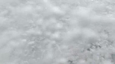 Hint Okyanusu kıyısındaki Sualtı çekim. Sandy alt güneş ışığı ve hava kabarcıkları yamalari ile.