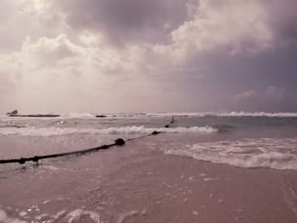 Камера Входить Вхідну Хвилю Піску Бульбашками Воді Лякає Водорості Мотузка — стокове відео