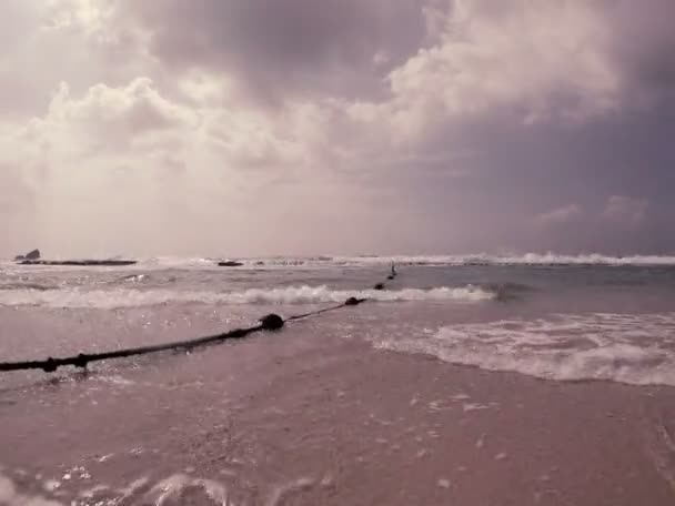 Telecamera Entra Nell Onda Arrivo Sulla Sabbia Con Bolle Nell — Video Stock