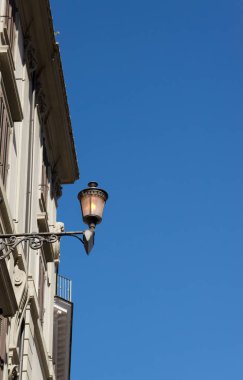 Kopya alanı ile mavi gökyüzü üzerinde eski sokak lambası