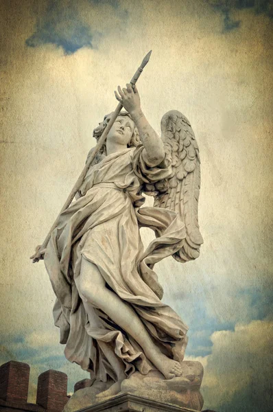 Estatua de un ángel en el cielo nublado - Roma Italia — Foto de Stock