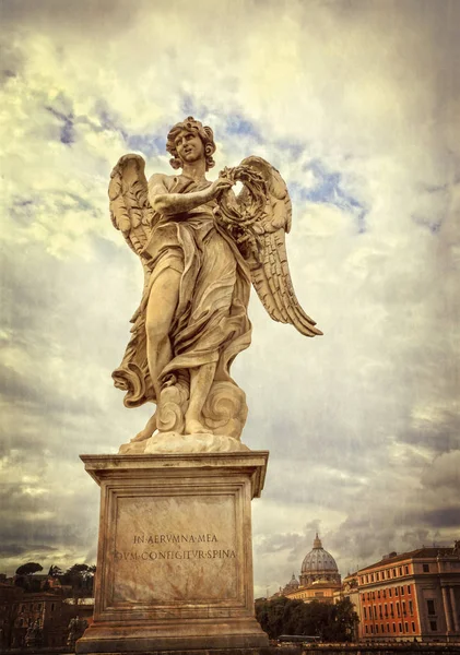 Άγαλμα του ένας άγγελος στο συννεφιασμένο ουρανό - Ρώμη Ιταλία — Φωτογραφία Αρχείου