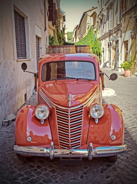 Classic car parked in the street — Stock Photo, Image