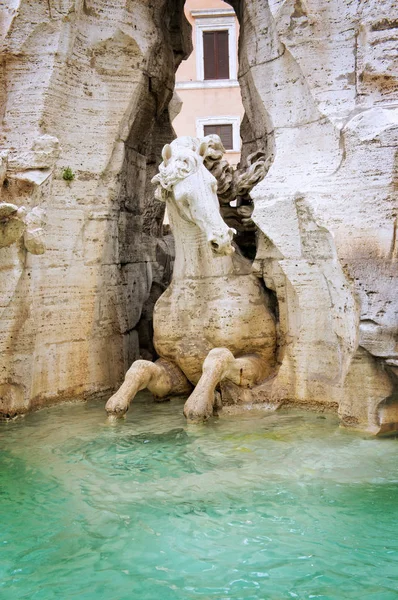 Koń z fontanną czterech rzek Rzym Włochy — Zdjęcie stockowe