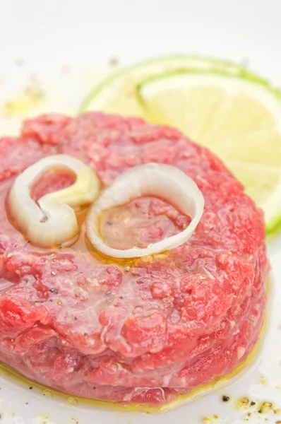 Steak tartar closeup — Fotografie, imagine de stoc