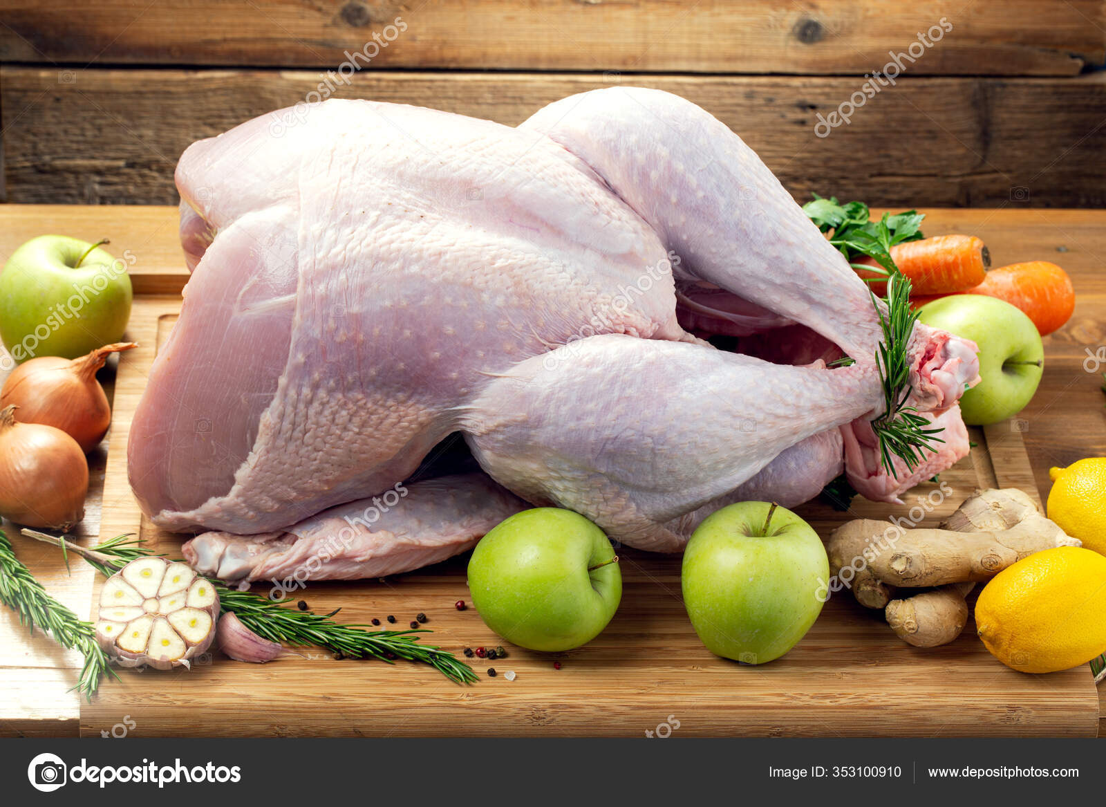Peru Cru Inteiro Placa Corte Madeira Com Maçãs Legumes — Foto © orlio  #353100910, image size:1600x1167
