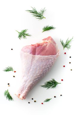 Beyaz arka planda pişirmek için taze hindi budu ve biber.