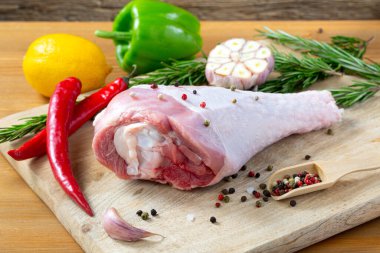 Tahtada pişirecek malzemelerle birlikte taze hindi budu.