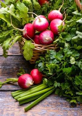 Hasat sebze: domates, salatalık, soğan, sarımsak, roka, turp ahşap arka plan üzerinde