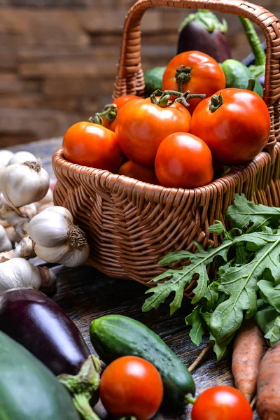 Cosecha Hortalizas: tomates, pepinos, calabacín, berenjena, cebolla, ajo, rúcula sobre el fondo de madera —  Fotos de Stock