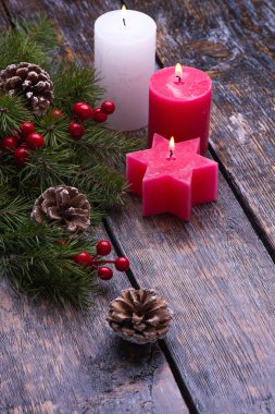 Ağaç dekorasyon ve inci ahşap arka plan üzerinde cam şamdan ile Noel kartı. Evlendirmek Noel