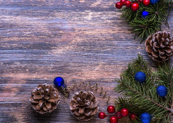 Tarjeta de Navidad con decoraciones de árboles y candelabro de vidrio sobre fondo de madera th. Cásate Navidad —  Fotos de Stock