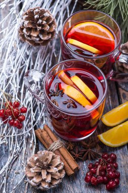 Sıcak bir içecek alcogol, cam bir ahşap zemin üzerine bir bardak kırmızı şarap mulled