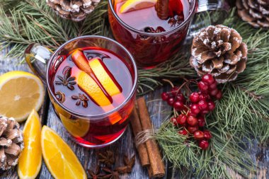 Sıcak bir içecek alcogol, cam bir ahşap zemin üzerine bir bardak kırmızı şarap mulled