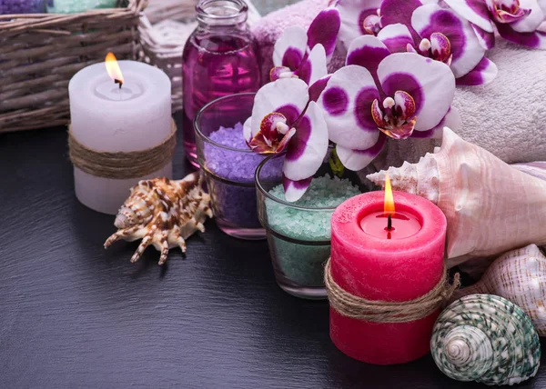 Terapia de ajuste de spa con flores aisladas sobre un fondo negro.Enfoque selectivo —  Fotos de Stock