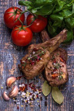 Beyaz şarap bir şişe ve bardak, tirbuşon, leylak ahşap arka plan üzerinde bir buket