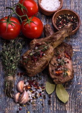 Otlar ve biberiye, mantar, domates, taze, lezzetli, sulu bir ahşap masa arka planda ile sığır eti biftek. 