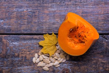 Kabak ve sonbahar yaprakları eski bir ahşap zemin üzerinde. Üstten Görünüm