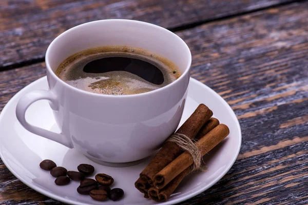 Cangkir kopi dan biskuit, adas manis, biji kopi dengan latar belakang kayu — Stok Foto