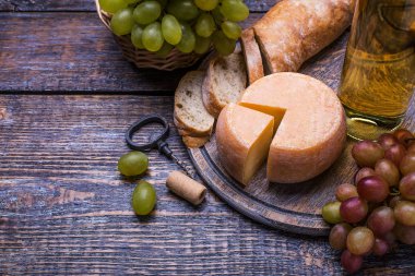 Beyaz şarap bir şişe ve bardak, tirbuşon, leylak ahşap arka plan üzerinde bir buket