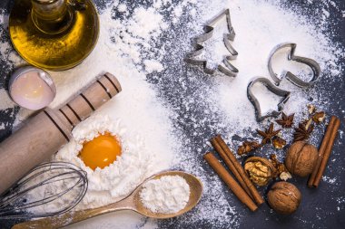 Noel kurabiyeleri. Pişirme için malzemeler: hamur, un, ahşap arka plan üzerinde bisküvi için formları