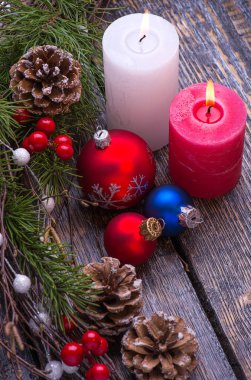 Ağaç dekorasyon ve inci ahşap arka plan üzerinde cam şamdan ile Noel kartı. Evlendirmek Noel