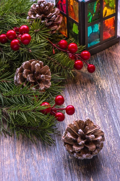 Tarjeta de Navidad con decoraciones de árboles y candelabro de vidrio sobre fondo de madera th. Cásate Navidad —  Fotos de Stock