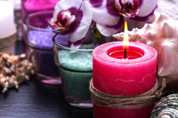 Terapia de ajuste de spa con flores y velas aisladas sobre un fondo de madera negra.Enfoque selectivo —  Fotos de Stock