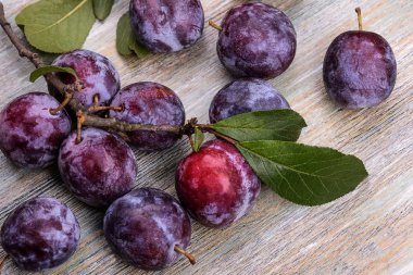 Ahşap arka planda erikler. 