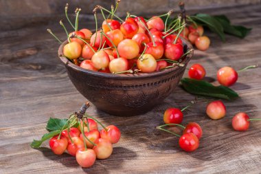 Güzel kokulu ve Olgun Kiraz ahşap arka plan üzerinde bir tabak içinde. Seçici odak