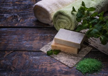 spa terapisi bir beyaz ahşap arka plan üzerinde izole limon ve nane ile ayarlama. Seletive odak