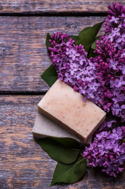 Spa terapi Eflatun çiçekli Beyaz ahşap zemin üzerinde izole ayarlama. Seçici odak