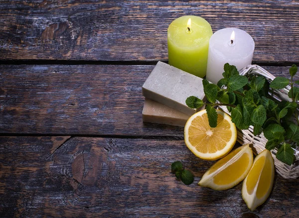 Terapia de ajuste de spa con flores, velas, jabón aislado sobre un fondo de madera blanca. —  Fotos de Stock