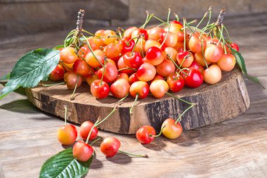 Güzel kokulu ve Olgun Kiraz ahşap arka plan üzerinde. Seçici odak