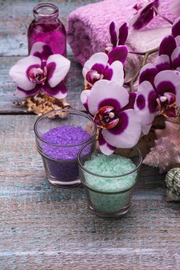 Spa terapi çiçekli Beyaz ahşap zemin üzerinde izole ayarlama. Seletive odak