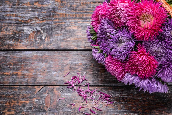 Aster flores buquê roxo vermelho rosa branco sobre um fundo de madeira. foco seletivo — Fotografia de Stock