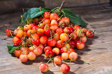 Ahşap arka plan üzerinde kırmızı kiraz kokulu ve olgun. seçici odak