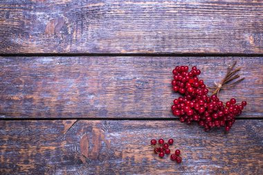 Kartopu kırmızı, olgun, sonbahar yaprakları eski ahşap arka plan üzerinde.