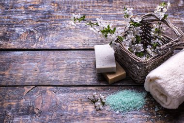 Spa terapi çiçeklerle, doğal sabun, doğal deniz tuzu, ayarlama bir beyaz ahşap arka plan üzerinde izole. Seletive odak