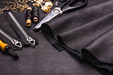 Siyah deri doku, perçin, düğmeler, makas, ahşap zemin, yüzey üzerine konu