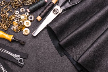 Deri dikiş deri şeyler için dikiş için bir küme yaprak: Konu, makas, fermuar-bağlantı elemanları, metal perçin, düğmeleri