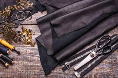 Deri dikiş deri şeyler için dikiş için bir küme yaprak: Konu, makas, fermuar-bağlantı elemanları, metal perçin, düğmeleri