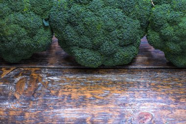 Brokoli ahşap koyu arka plan üzerinde yeşil