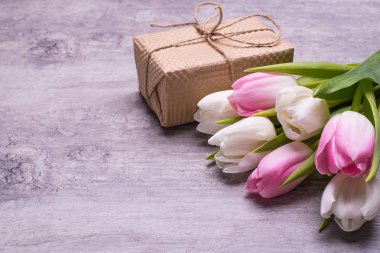 Bahar lale çiçekleri pembe, beyaz, kırmızı, Hediyelik, vintage gri tablo mevcut kutusunda. Kadın ya da anneler günü için tebrik.